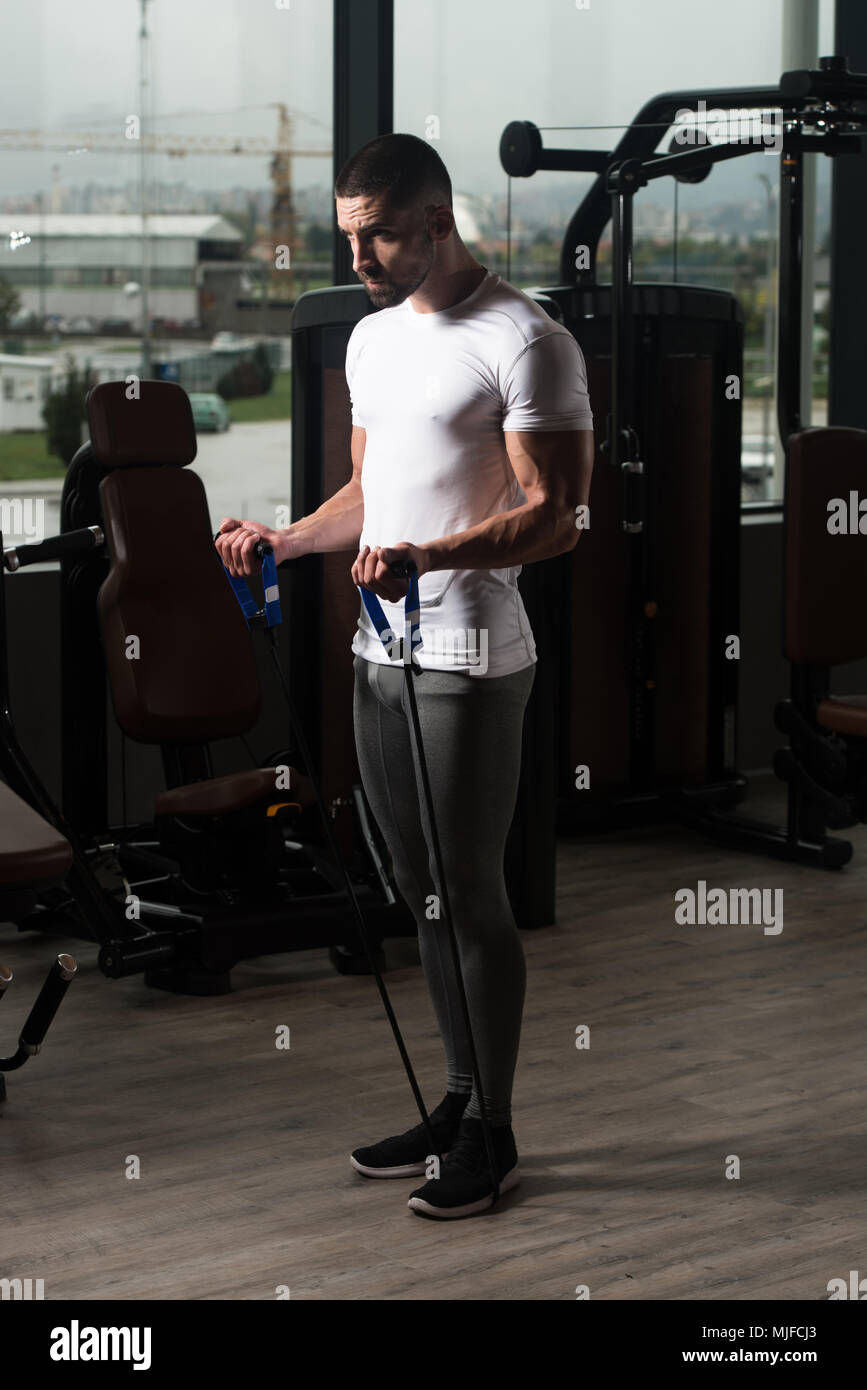 Muskulöse Fitness Bodybuilder tun Schwere Übung für Bizeps am Zugseil  Gummizug Kabel in der Turnhalle Stockfotografie - Alamy