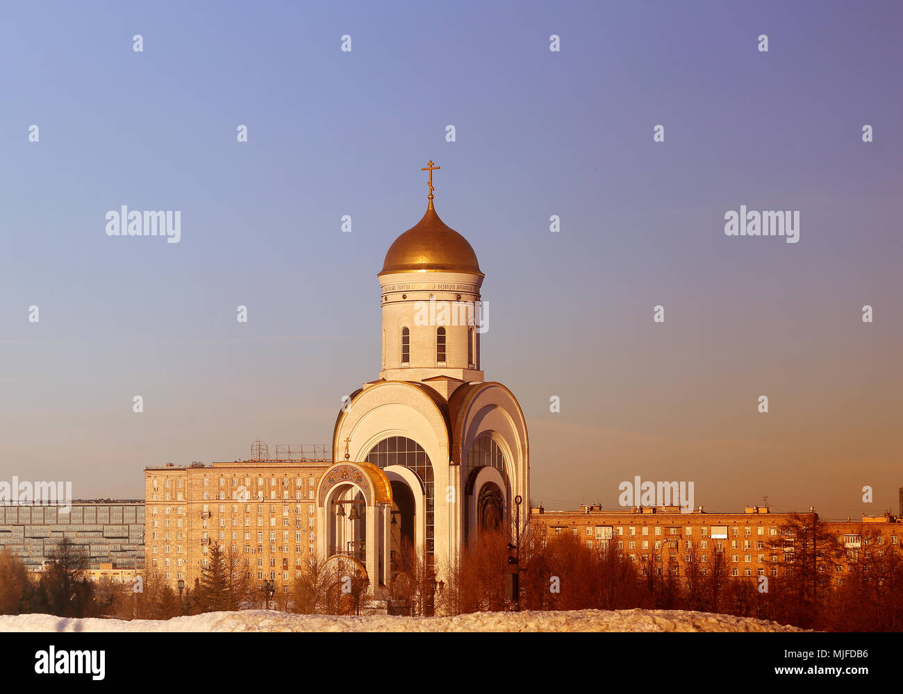 Foto Sonnenuntergang eine Orthodoxe Kirche in Moskau im Frühjahr Stockfoto