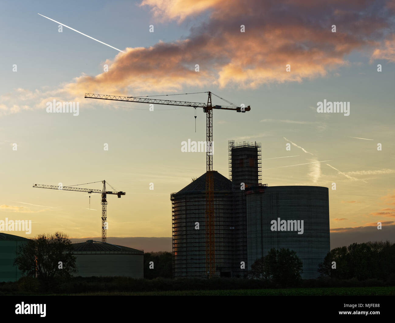 Bau eines neuen industriellen Anlage mit zwei Kränen Stockfoto