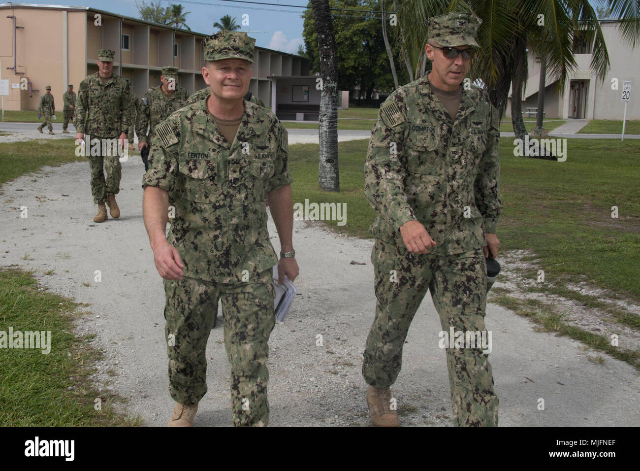 GARCIA, Britisches Territorium im Indischen Ozean (20. März 2018) hinten Adm. Gregory Fenton, Links, Befehlshaber der Marine Region Japan, und Kapitän John C. Compton, kommandierender Offizier der Marine Support Facility (NSF) Diego Garcia, gehen Sie in Richtung der NSF Diego Garcia Moral, Wohlfahrt und Erholung Liberty Center. Us-Marine Support Facility Diego Garcia bietet Logistik-, Service-, Freizeit- und administrative Unterstützung nach den US-amerikanischen und alliierten Truppen sich auf den Indischen Ozean und den Persischen Golf stationiert. (U.S. Marine Stockfoto