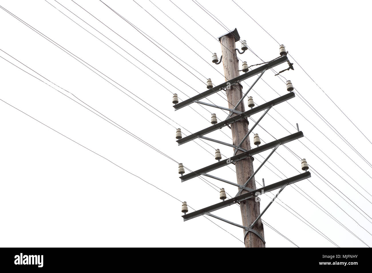 Nahaufnahme einer vintage Telegrafenlinie und Telefonmast mit einer leeren Zeile. Stockfoto