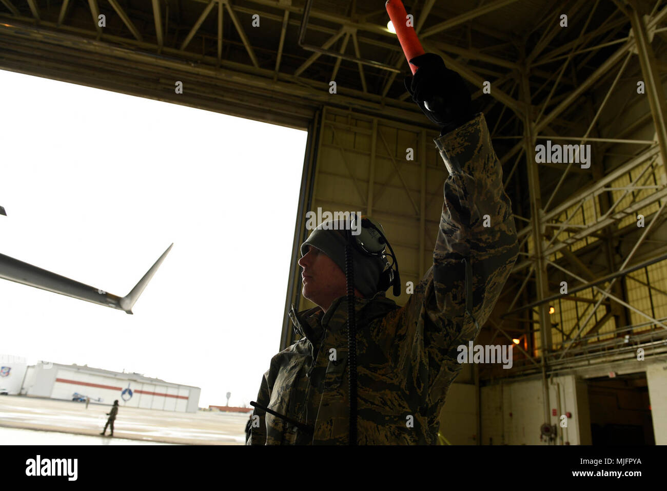 Us Air Force Staff Sgt. Nicola Bakis, 145 Aircraft Maintenance Squadron, hält eine Rangierung Gerät während einer C-17 Globemaster III Flugzeuge in den Haken auf der North Carolina Air National Guard (NCANG), Charlotte Douglas International Airport, 21. März 2018 gezogen. Die 437Th Airlift Wing von der gemeinsamen Basis Charleston, S.C., flog in der NCANG in Transit auf die C-17 Globemaster III Flugzeuge durch die Bereitstellung ihrer Zelle zum Abschleppen Praxis in den Haken zu erleichtern. Dies ist das erste Mal eine C-17 Globemaster III Flugzeuge auf den Kleiderhaken geschleppt wurde, und die Wartung Mannschaft nahm Eva Stockfoto