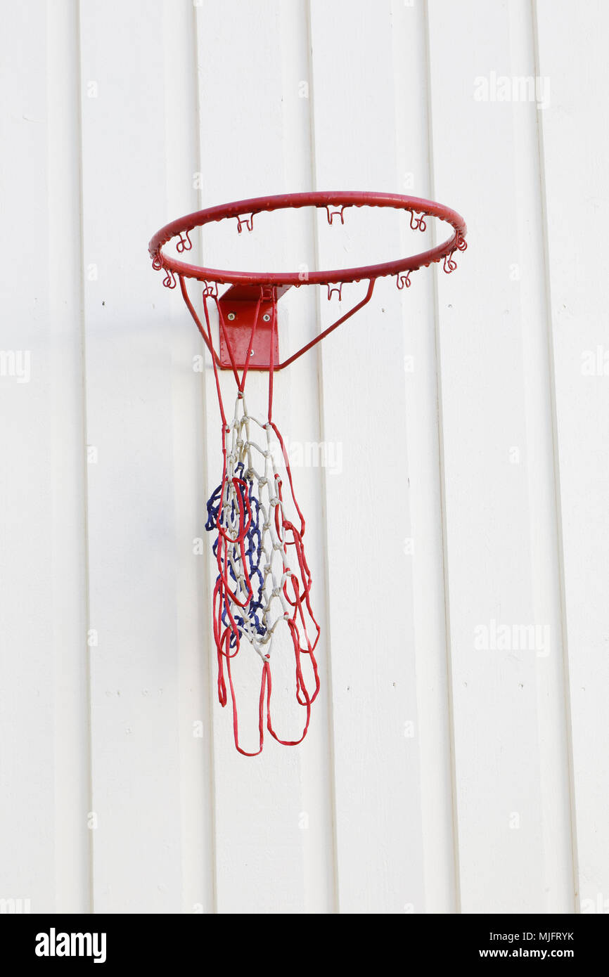 Eine gebrochene Basketball net auf Hellgrau lackiertem Holz Wand montiert. Stockfoto