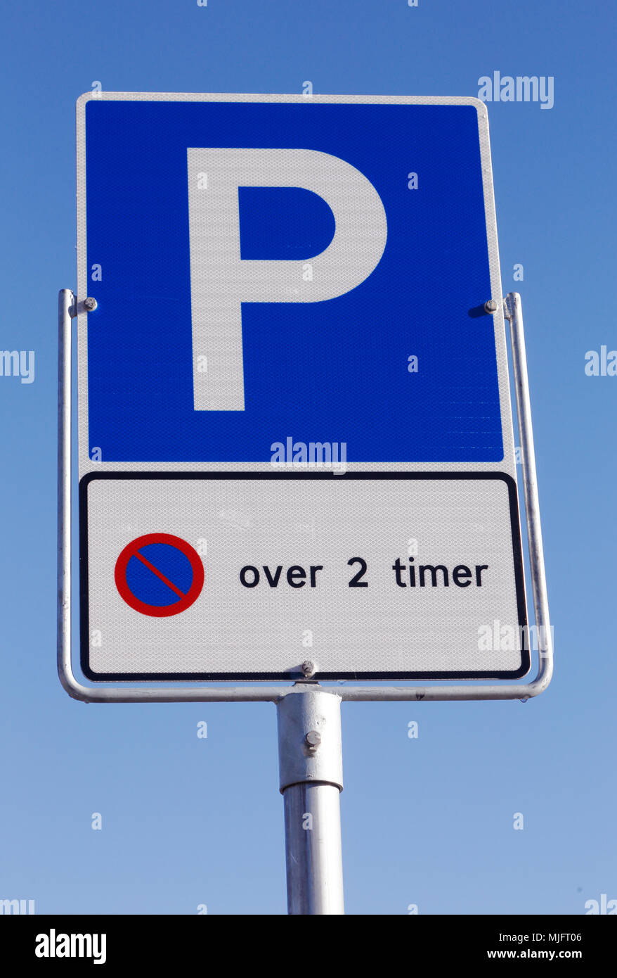 Norwegische Parkplatz Schild erlaubt Parkplatz Zeit 2 Stunden am blauen Himmel. Stockfoto