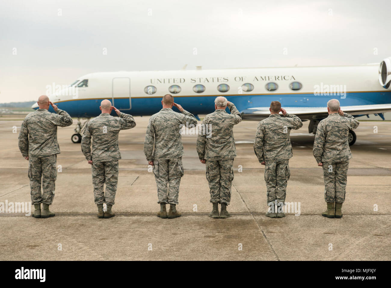 188 Flügel und Arkansas Air National Guard Führung salute Sekretär der Air Force, Heather Wilson, wie Sie fährt Ebbing Air National Guard Base, Fort Smith, Arche, März 26, 2018. Wilson's Besuch der 188 Wing Marken ihre erste Tour der Aufgaben der Flügel seit dem werden die Secaf. (U.S. Air National Guard Stockfoto