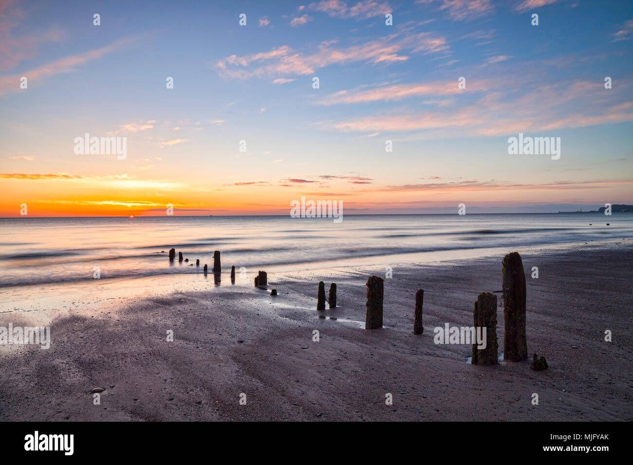 Bleibt der buhnen am Strand von Sandsend, Whitby, North Yorkshire, in der Dämmerung Stockfoto