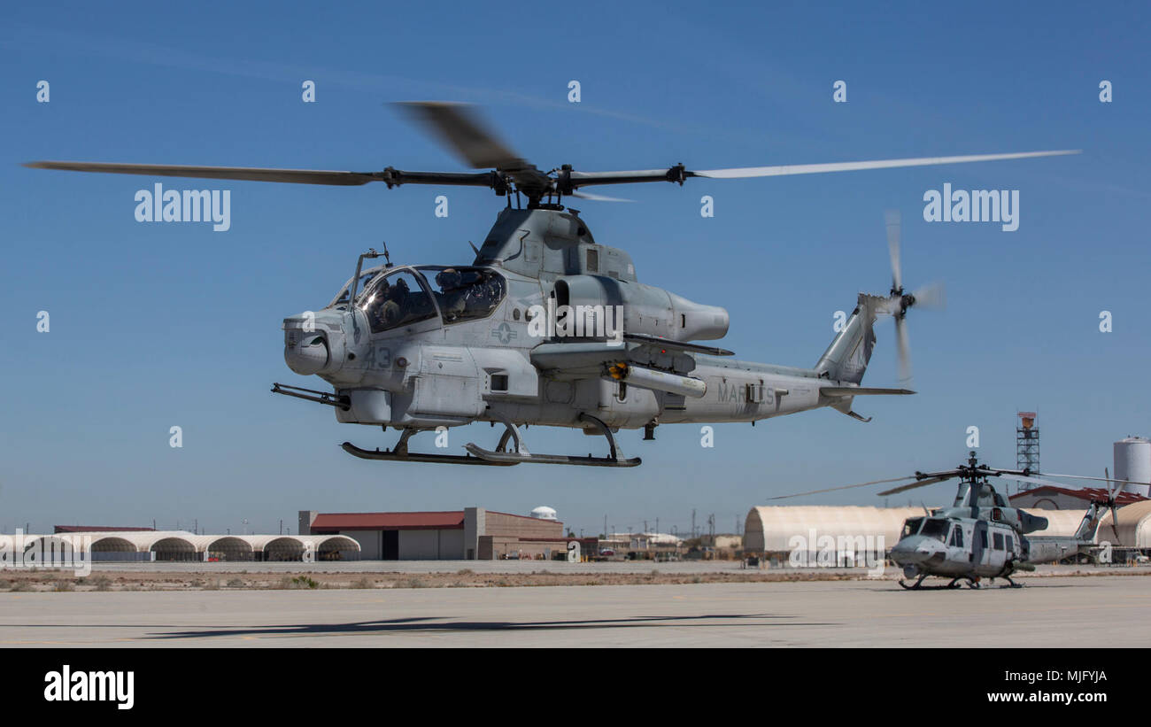 Ein U.S. Marine Corps AH-1Z Viper zu Marine Aviation Waffen und Taktiken Squadron 1 zugewiesen ist, während ein Advanced Precision Kill Weapon System laden und Flug Abflug Übung zur Unterstützung der Waffen und Taktiken Instructor Kurs 2-18 bei Marine Corps Air Station Yuma, Ariz., März 29. WTI ist ein sieben-wöchigen Schulungsveranstaltung bewirtet durch MAWTS-1 Kader, die betriebliche Integration der sechs Funktionen des Marine Corps Luftfahrt, bei der Unterstützung einer Marine Air Ground Task Force betont und bietet standardisierte Advanced Tactical Training und Zertifizierung der Ausbilder Qualifikationen zu unterstützen Stockfoto