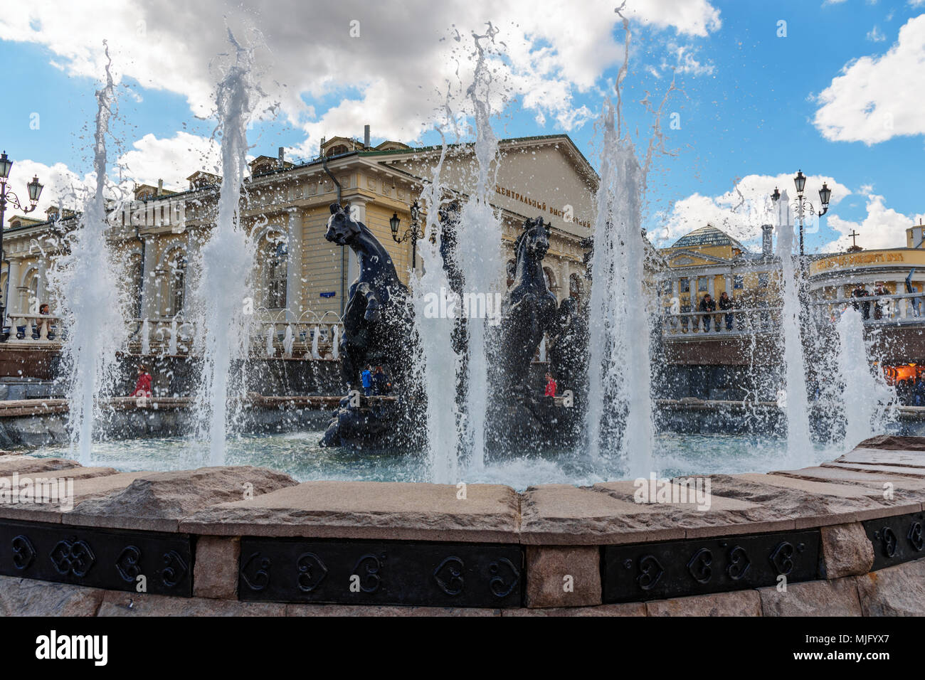 Moskau, Russland - 27 April, 2018: Brunnen vier Jahreszeiten, vier Pferde auf Manezh Platz in Moskau Stockfoto