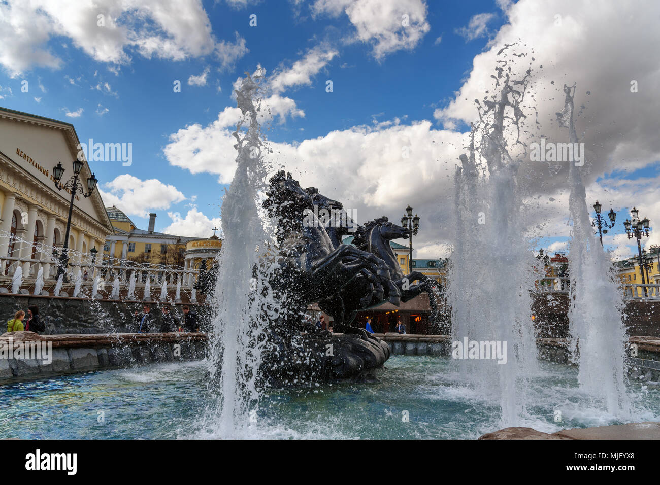 Moskau, Russland - 27 April, 2018: Brunnen vier Jahreszeiten, vier Pferde auf Manezh Platz in Moskau Stockfoto