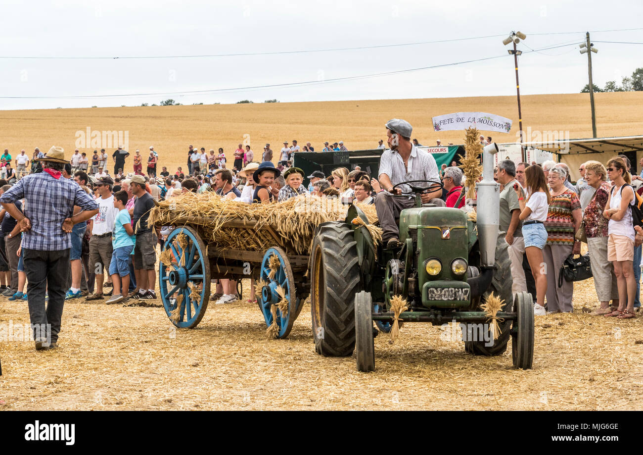 Fete De La Moisson Valennes Sarthe Frankreich landwirtschaftliches Fest, in dem die Bauern aus ihren vergangenen und gegenwärtigen landwirtschaftlichen Weg des Lebens zeigen. Stockfoto