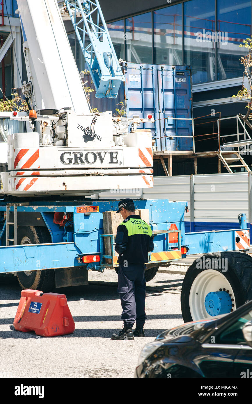 Portugal, Lissabon, 29. April 2018: Polizisten oder Inspektor oder Strafverfolgungsbehörden Offizier auf Baustelle oder Bau-Plattform Stockfoto