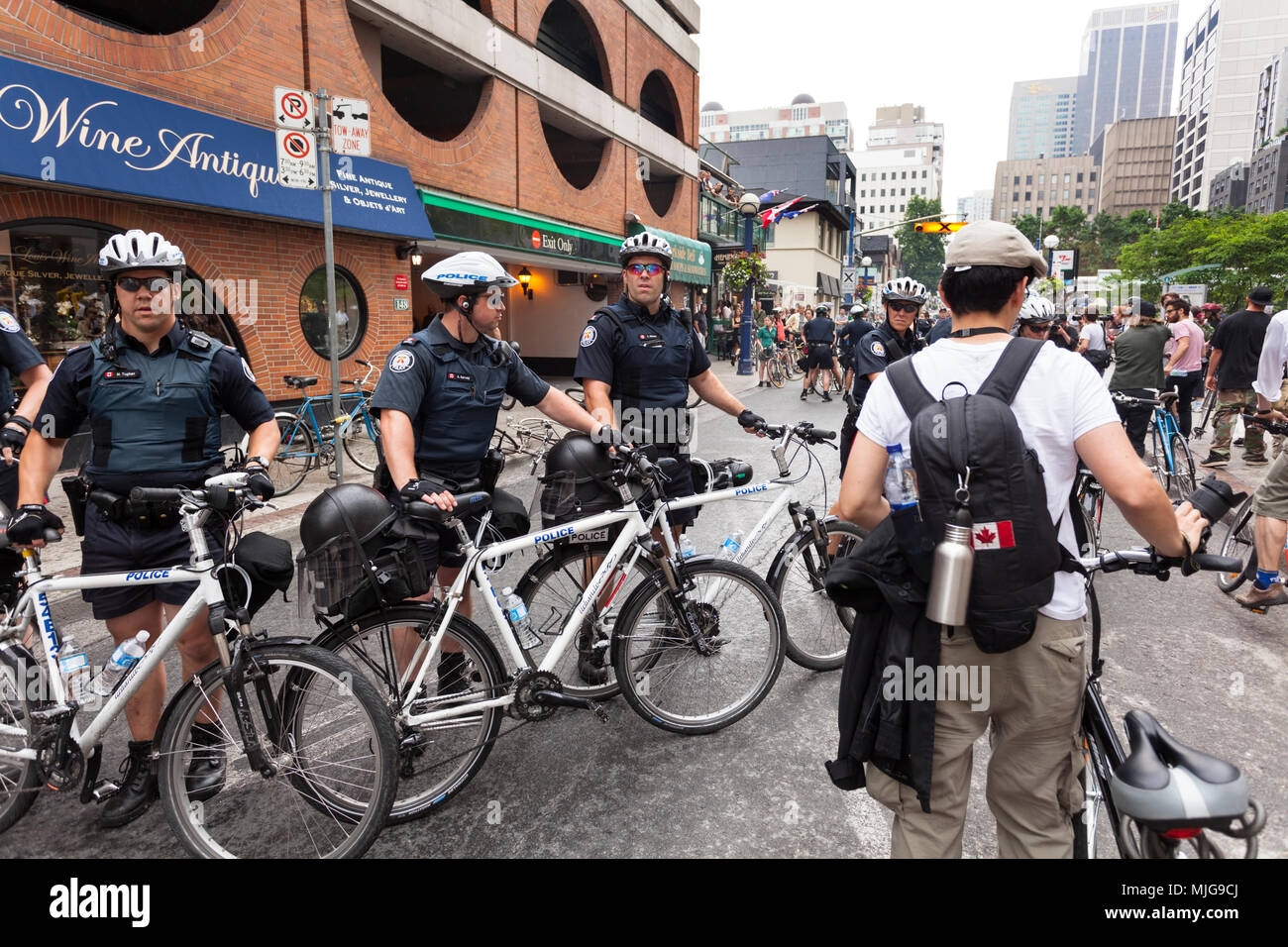 Eine Blockade der Polizei entlang der Queen Street während des G20-Gipfels in der Innenstadt von Toronto, Ontario, Kanada. Stockfoto