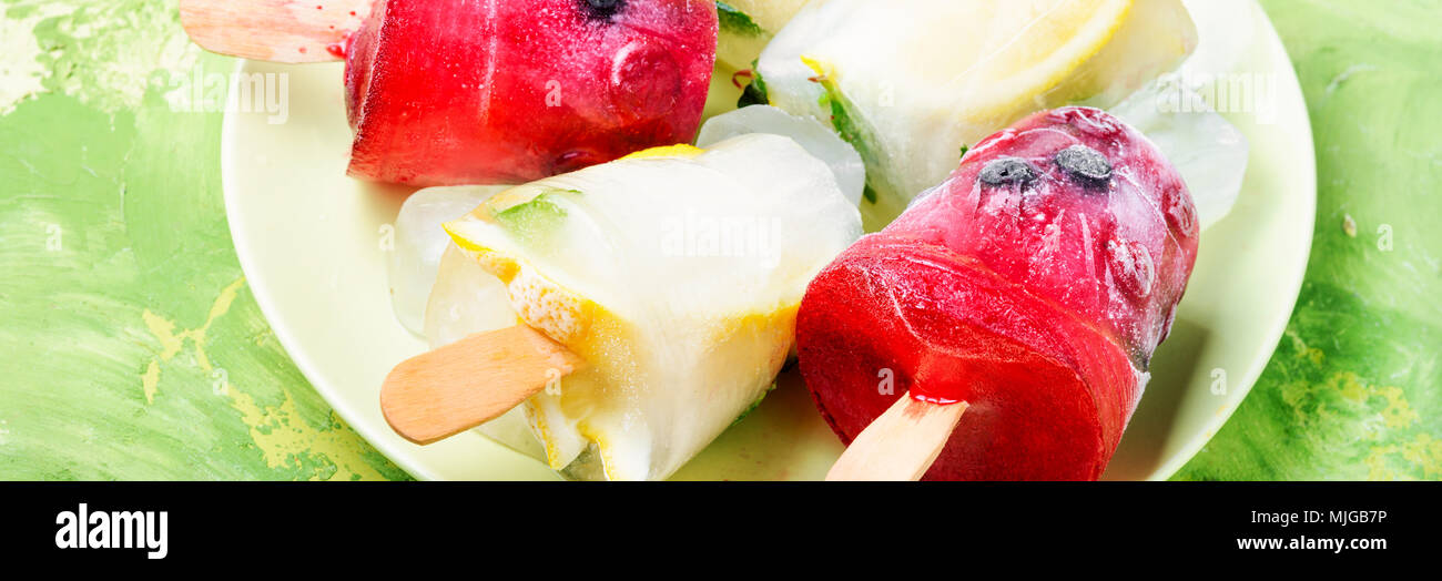 Sommer Eis mit dem Geschmack von Waldbeeren und Zitrone Stockfoto