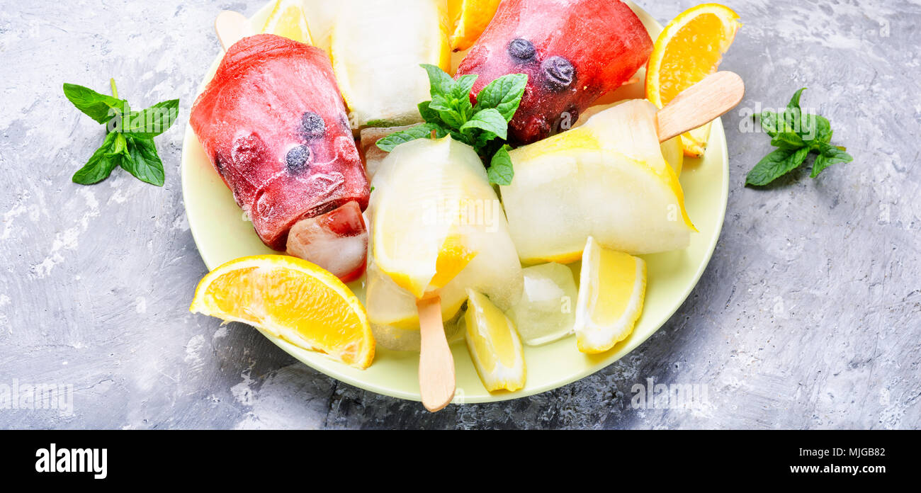Sommer Eis mit dem Geschmack von Waldbeeren und Vanille Zitrone. Stockfoto