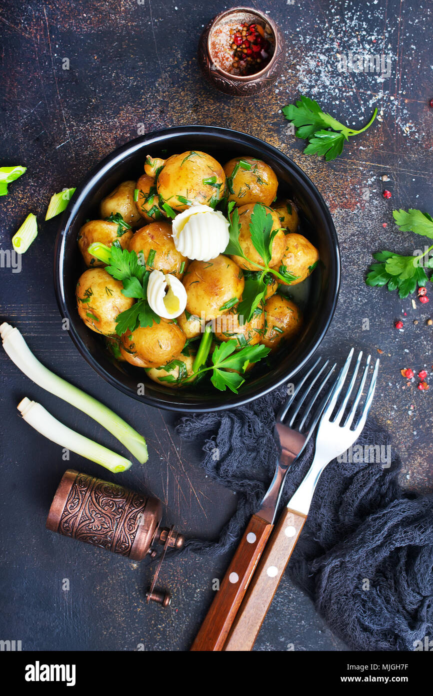 Gekochte Kartoffel mit frischem Gemüse und Butter Stockfoto