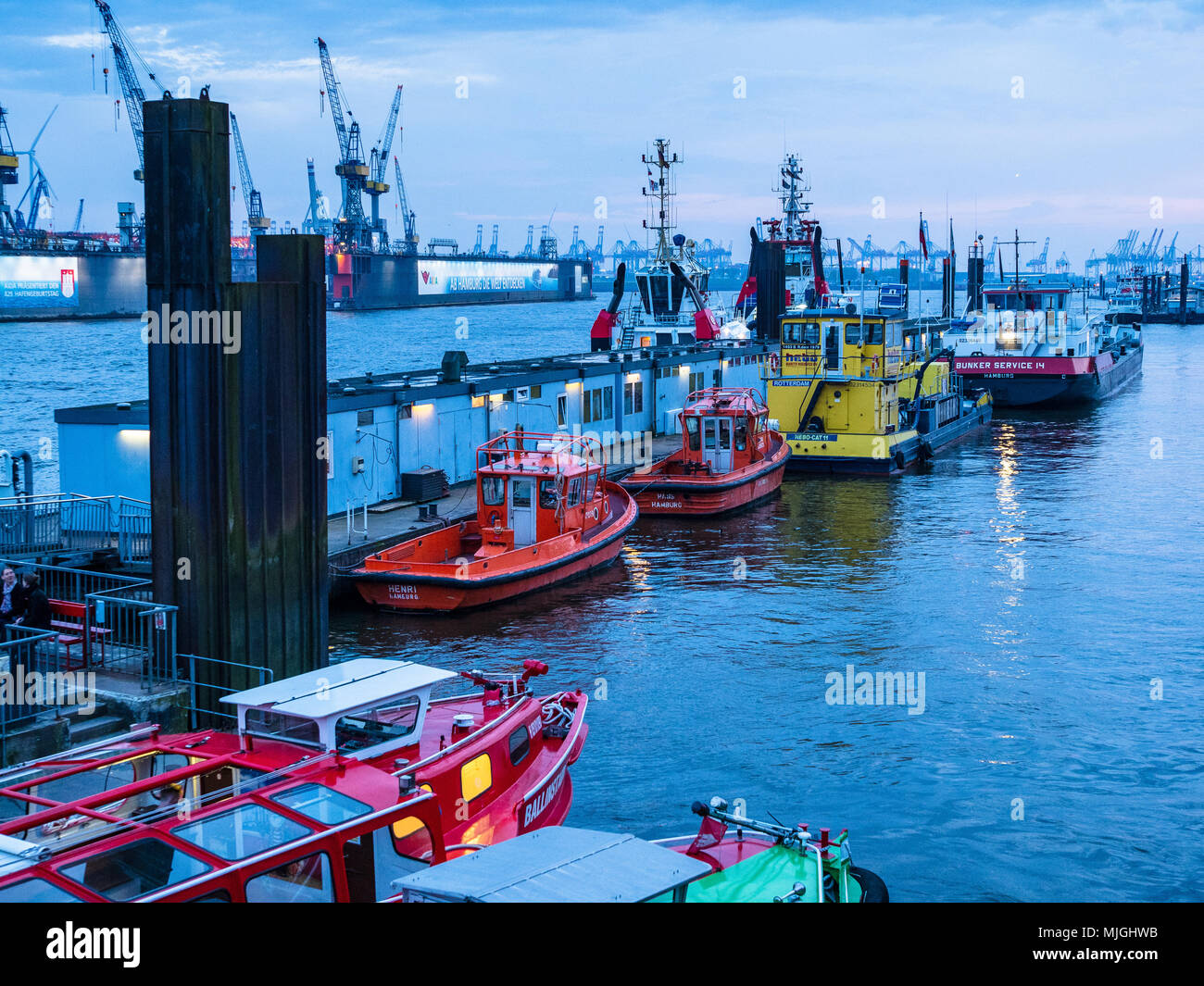 Hamburger Hafen auf der Elbe. Kleine Boote zu den Landungsbrücken Ponton in Hamburg Stockfoto