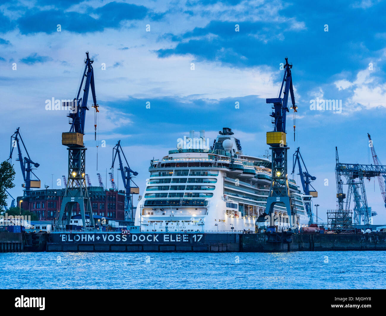 Hamburg Schiff reparieren - Kreuzfahrtschiff Brilliance of the Seas bei Blohm + Voss Trockendock auf der Elbe beibehalten wird Stockfoto