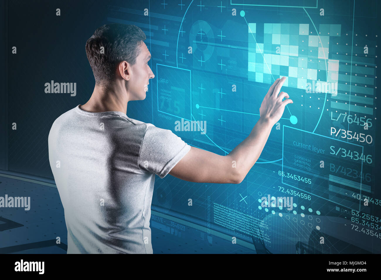 Clevere Web Developer auf der Suche interessiert, in seinem Büro arbeiten Stockfoto