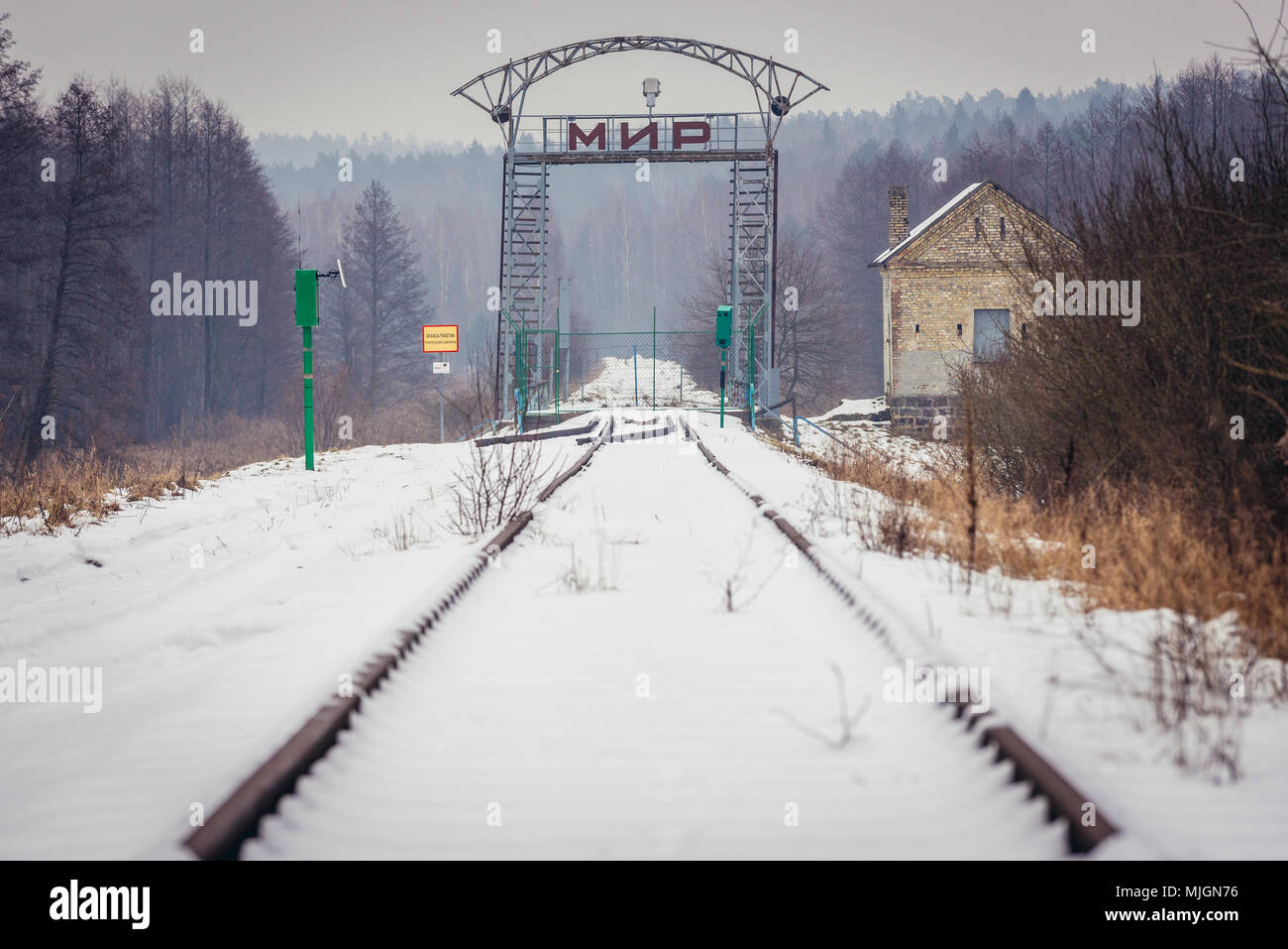 Gatter mit dem Russischen Wort Mir (Frieden) am ehemaligen Grenzübergang über Swislocz Fluss zwischen Polen und Weißrussland in der Nähe von Gobiaty Dorf, Polen Stockfoto