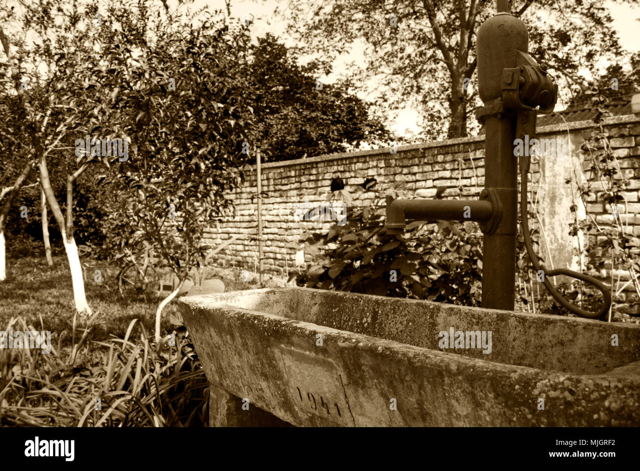 Alten Rustikalen Hand Wasserpumpe Am Brunnen Im Garten Stockfoto