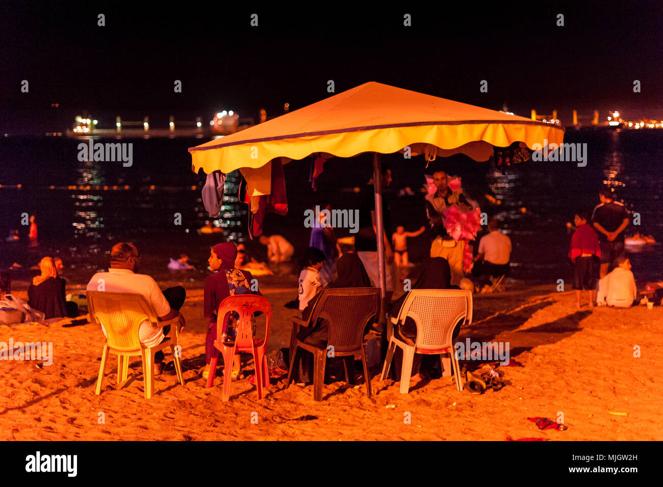 Die Einheimischen baden am Roten Meer in Aqaba, Jordanien. Stockfoto