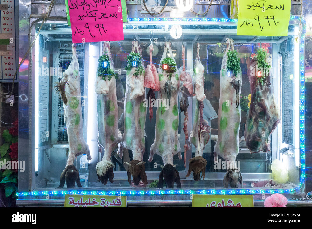 Ziegen Fleisch beim Metzger in Aqaba, al-ʻAqabah, 'Hindernis' einer jordanischen Küstenstadt an der nordöstlichen Spitze des Roten Meeres gelegen. Stockfoto