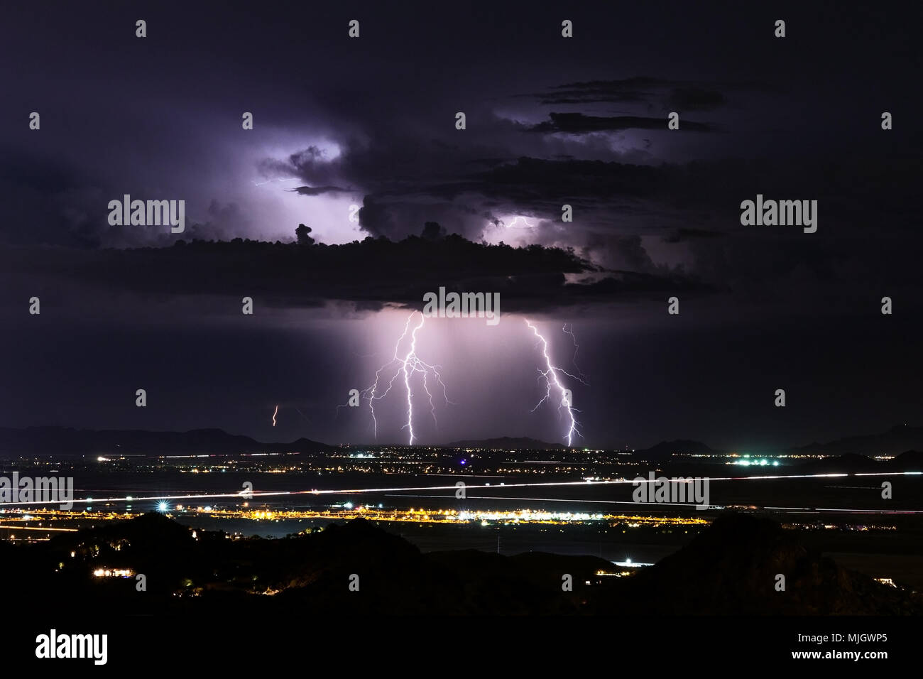 Blitze über der Stadt wie ein Monsun Gewitter Ansätze in Phoenix, Arizona. Stockfoto