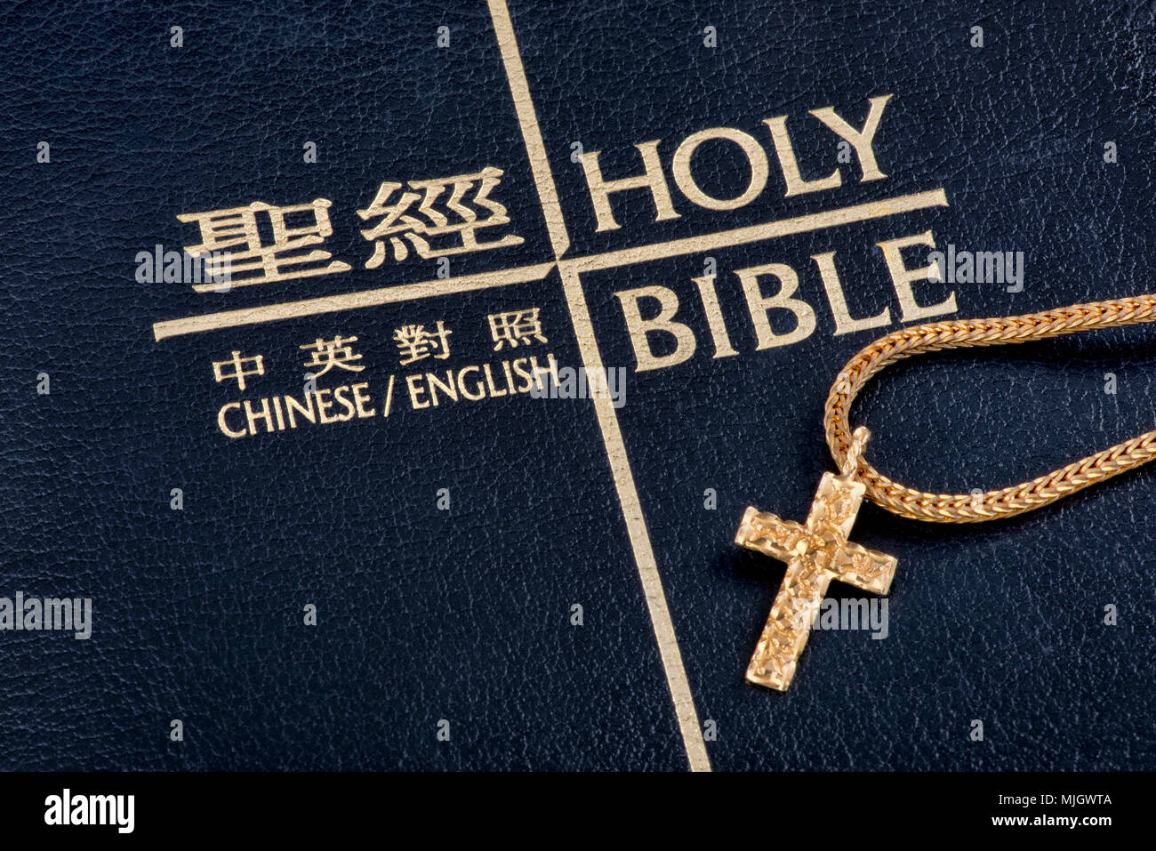 Chinesisch Deutsch Bibel mit Gold Kreuz und Kette. Stockfoto