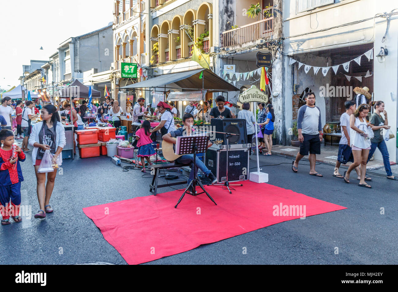 Phuket, Thailand: 25. Januar 2015: Talad Yai Sonntag Markt. Der Markt ist auf Thalang road jeden Sonntag statt. Stockfoto