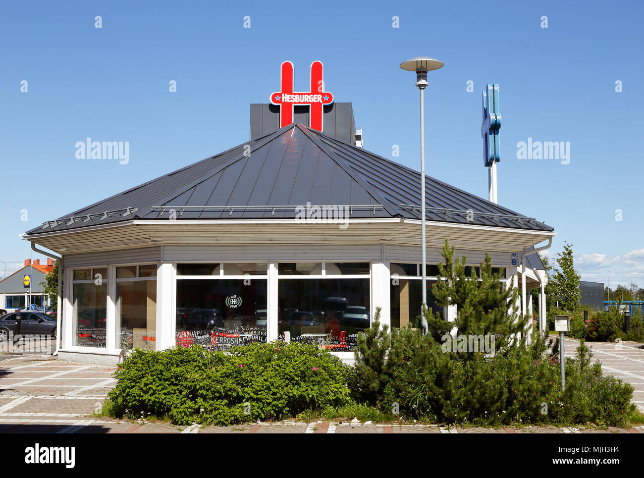 Kemi, Finnland - 20 Juli 2016 : Äußeres der Hesburger Hamburger Restaurant Gebäude in der Innenstadt von Kemi. Stockfoto