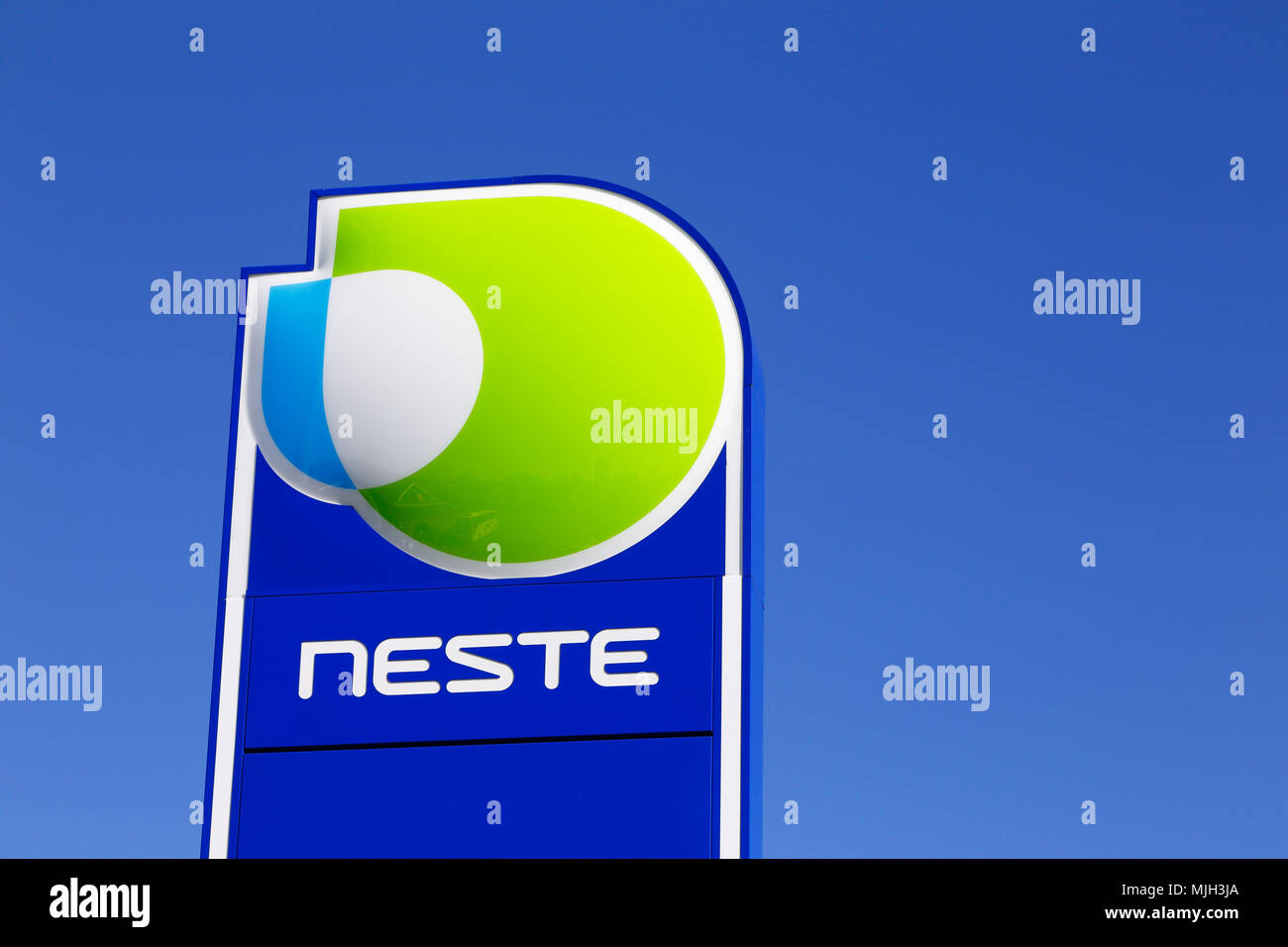 Tornio, Finnland - 20. Juli 2016: Close-up der Marke Schild an einer finnischen Neste Service Station auf blauen Himmel Stockfoto