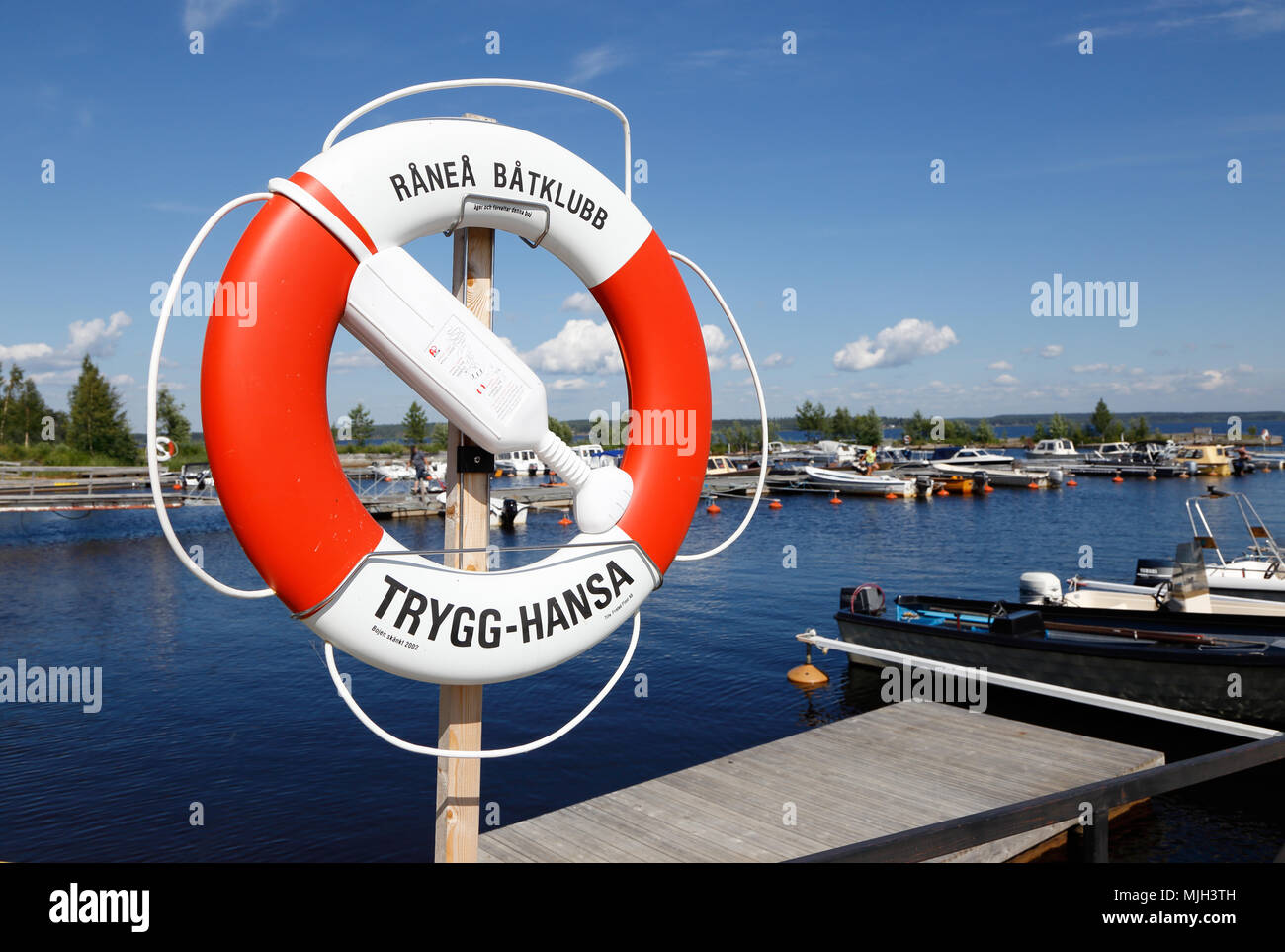 Ranea, Schweden - 23. Juli 2016: mit einem roten und weißen Rettungsring an  kangson Marina beschriftet mit der Versicherungsgesellschaft Trygg-Hansa  Marke Stockfotografie - Alamy