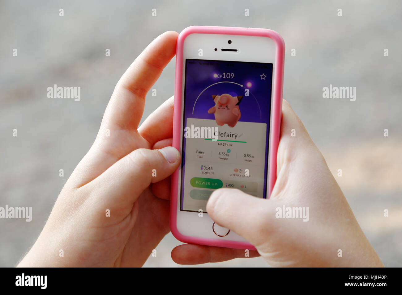 Södertälje, Schweden - 25. Juli 2016: Hände auf einem Apple Iphone Smartphone spielen der Pokemon Go App. Stockfoto