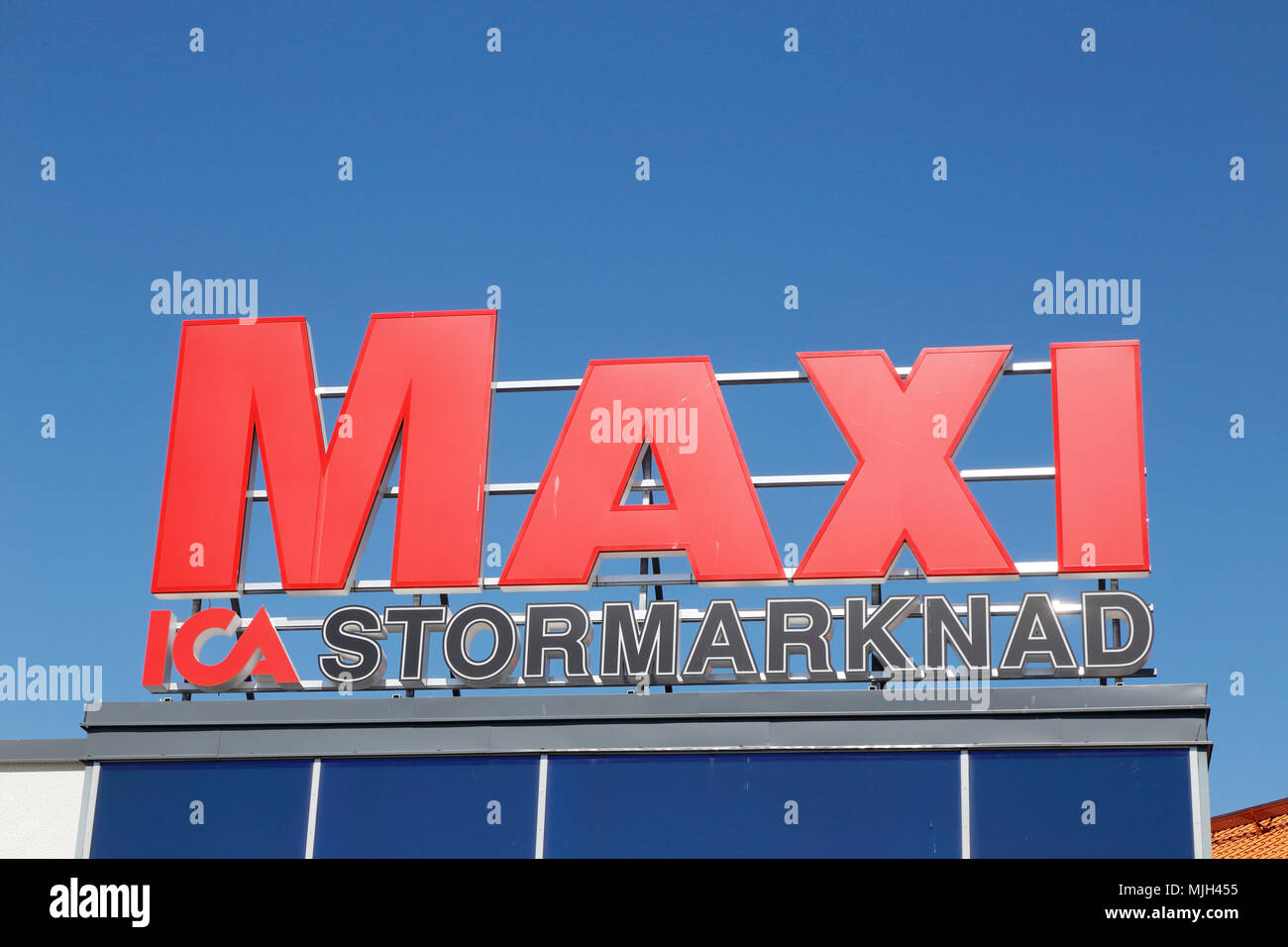 Solna, Schweden - August 3, 2016: Detailansicht der Dach Schild am Supermarkt Ica-Maxi vor blauem Himmel. Stockfoto