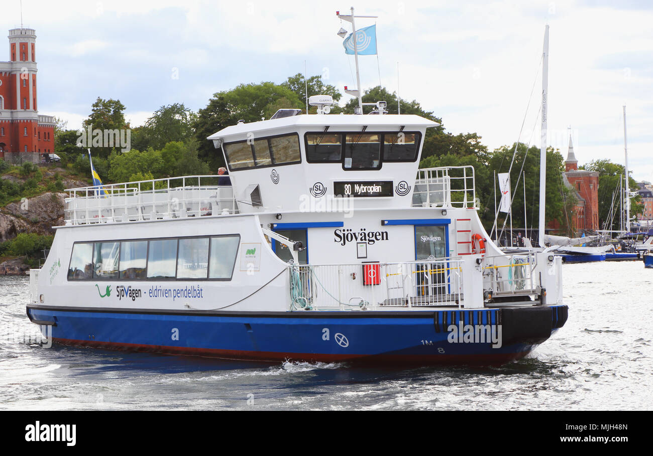 Stockholm, Schweden - 14 August 2016: Elektrische shuttle Boot im Verkehr für SL Öffentliche Verkehrsmittel Linie 80 an der Haltestelle Sjovagen Allmanna grand im zentralen Lager Stockfoto
