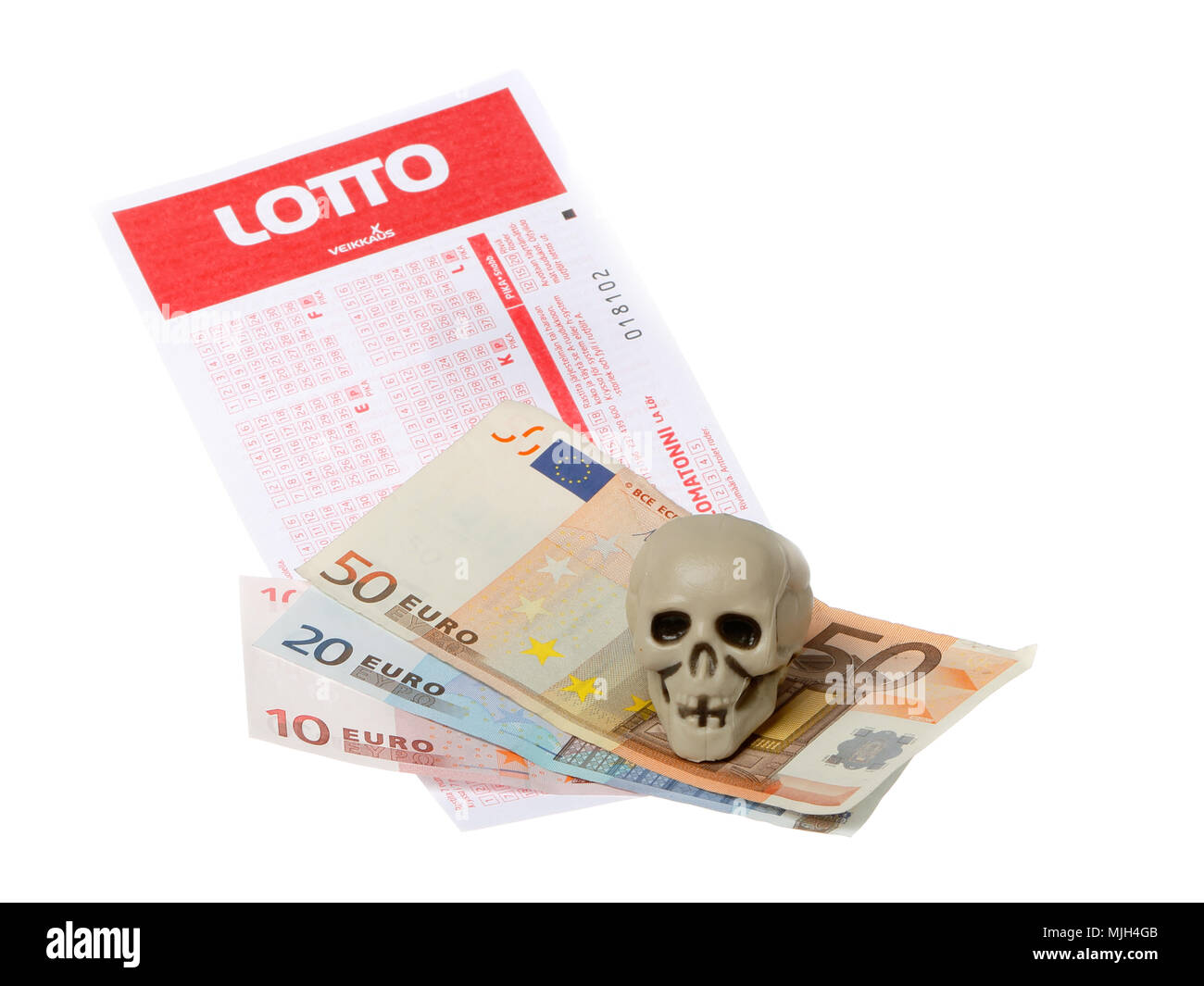 Totenkopf auf der Oberseite der Euro-banknoten platziert auf einem finnischen Veikkaus glücksspiel Lotto Lottery ticket auf weißem Hintergrund. Stockfoto