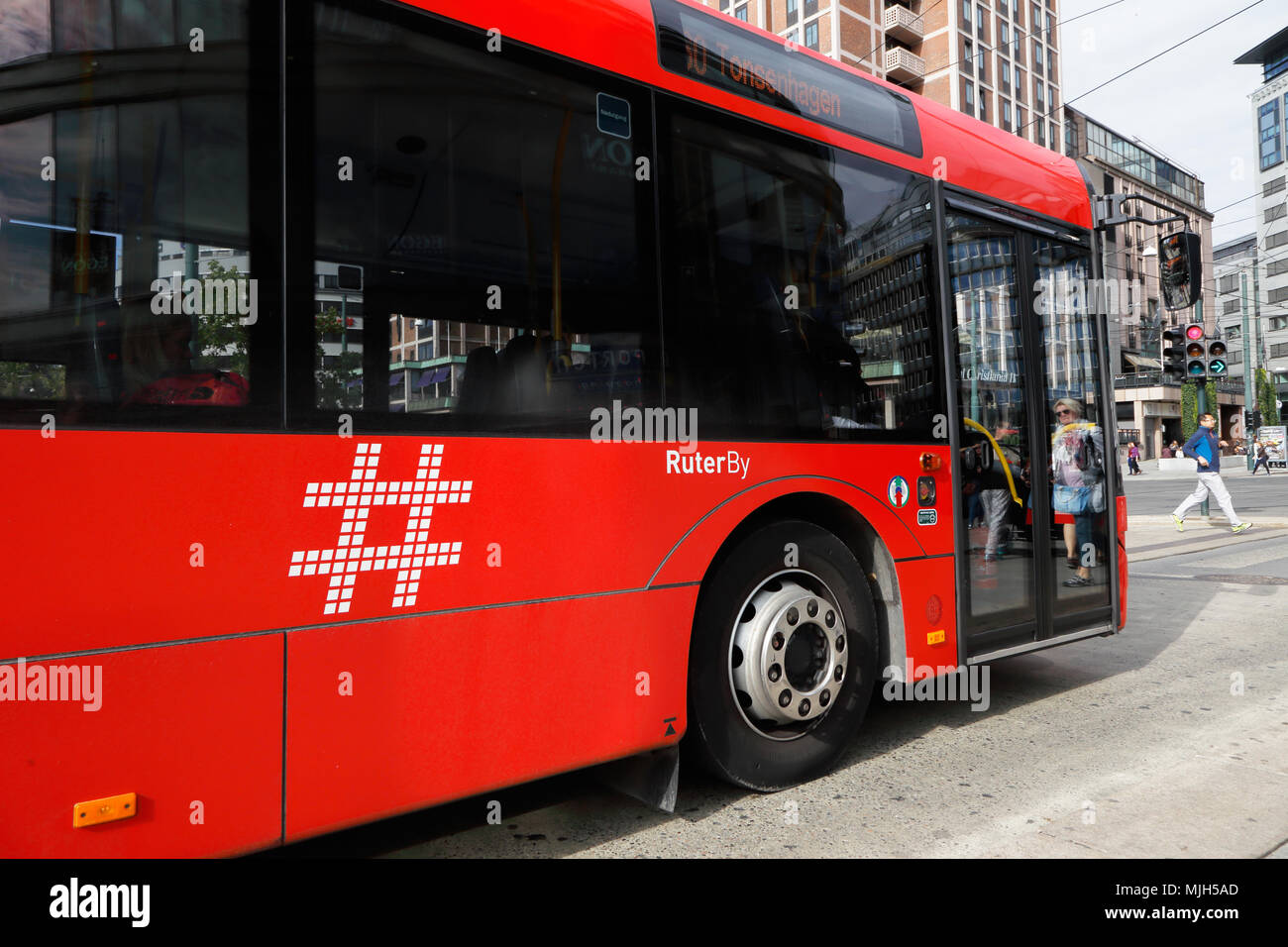 Oslo, Norwegen - 16 September 2016: Seitenansicht eines öffentlichen Verkehrsmittel Stadtbus in Trafic für Ruter in der Innenstadt von Oslo. Stockfoto