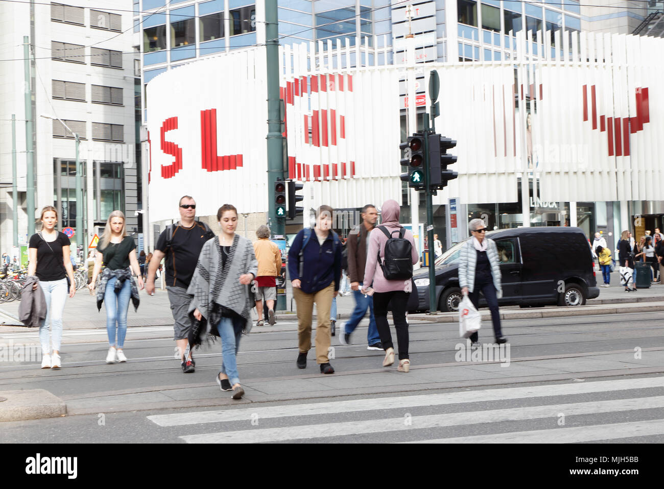 Oslo, Norwegen - 16 September 2016: Menschen überqueren die Straße auf dem Zebrastreifen außerhalb von Oslo City Shopping Centre im Hintergrund zu sehen. Stockfoto