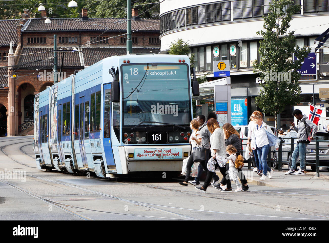 Oslo, Norwegen - 16. September 2016: Eine blaue artikuliert Straßenbahn der Klasse SL 95 im Dienst auf der Linie 18 an der Haltestelle auf der Straße Biskop Gunnersen Tor nach unten Stockfoto