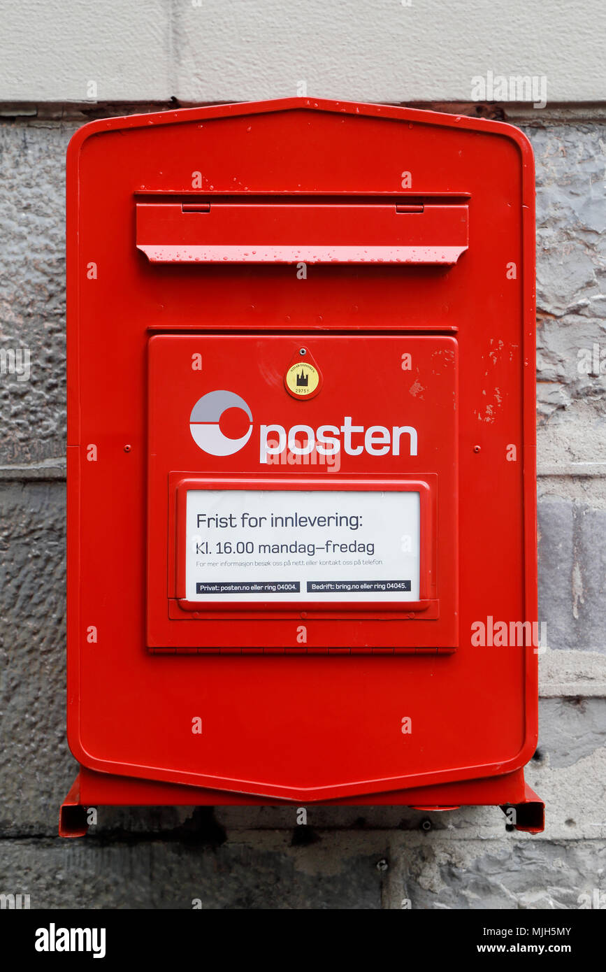 Trondheim, Norwegen - 30. September 2016: Nahaufnahme von roten norwegische Post Box betrieben, die von der norwegischen Post Posten. Das weiße Etikett zeigt an, Stockfoto
