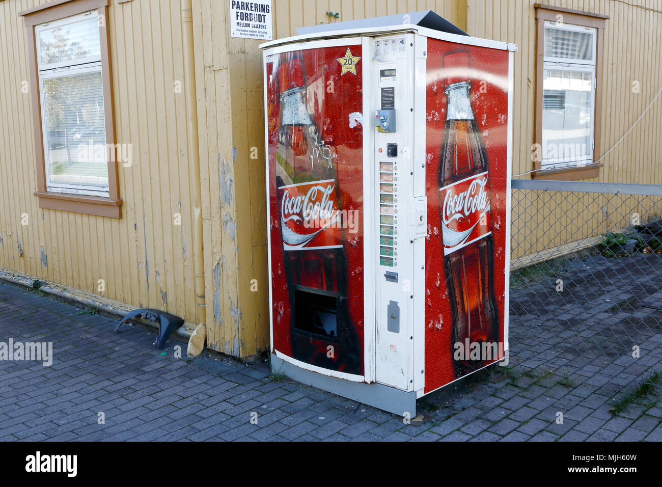 Elverum, NORWEGEN - 3. Oktober 2016: Ein outdoor Coca-Cola-Automaten an einem gelben Gebäude aus Holz außen. Stockfoto