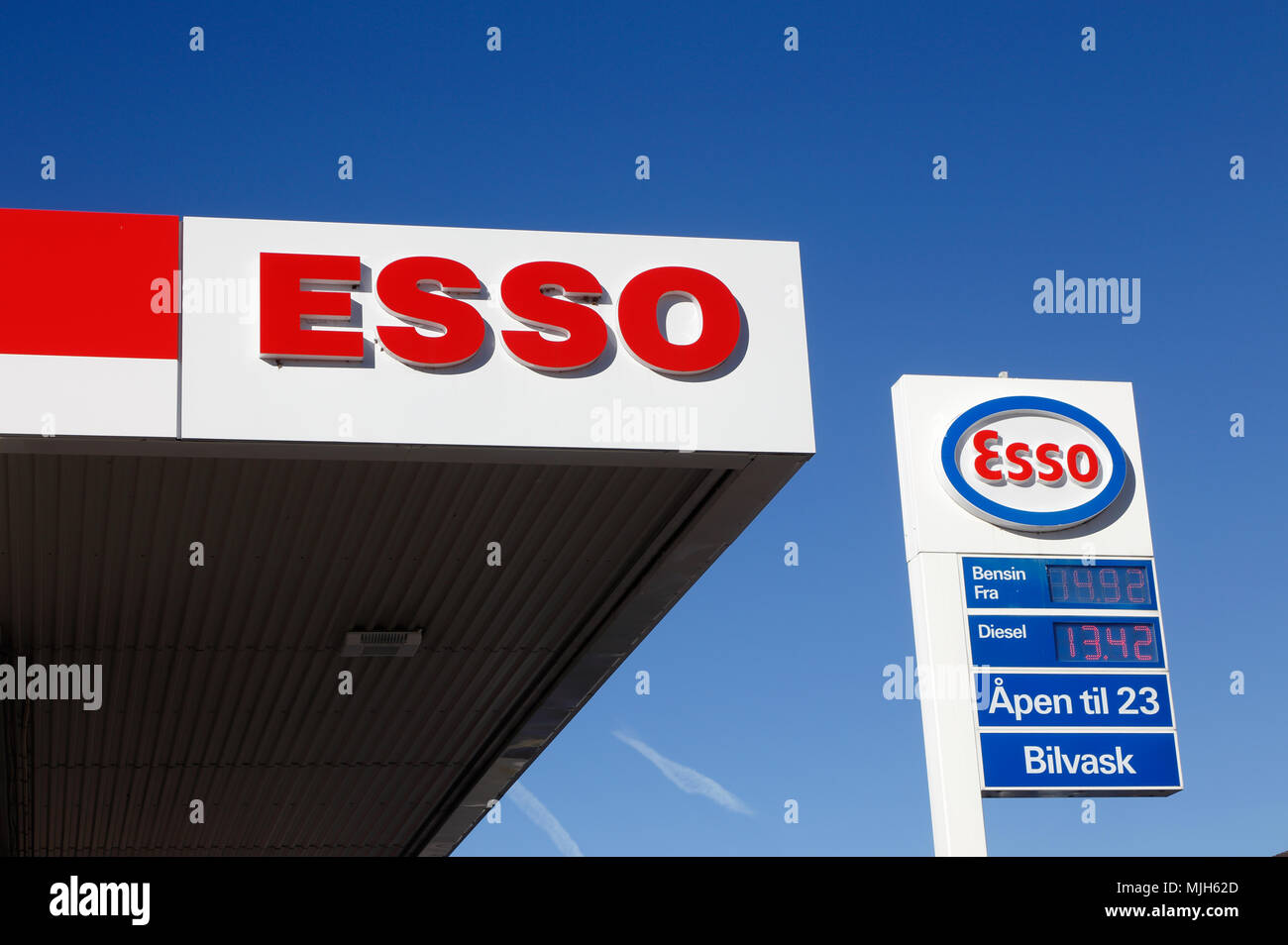 Elverum, NORWEGEN - 3. Oktober 2016: Detail einer Esso benzin Service station Dach mit einem werbeschild an einer Stange mit Logo und Preise. Stockfoto