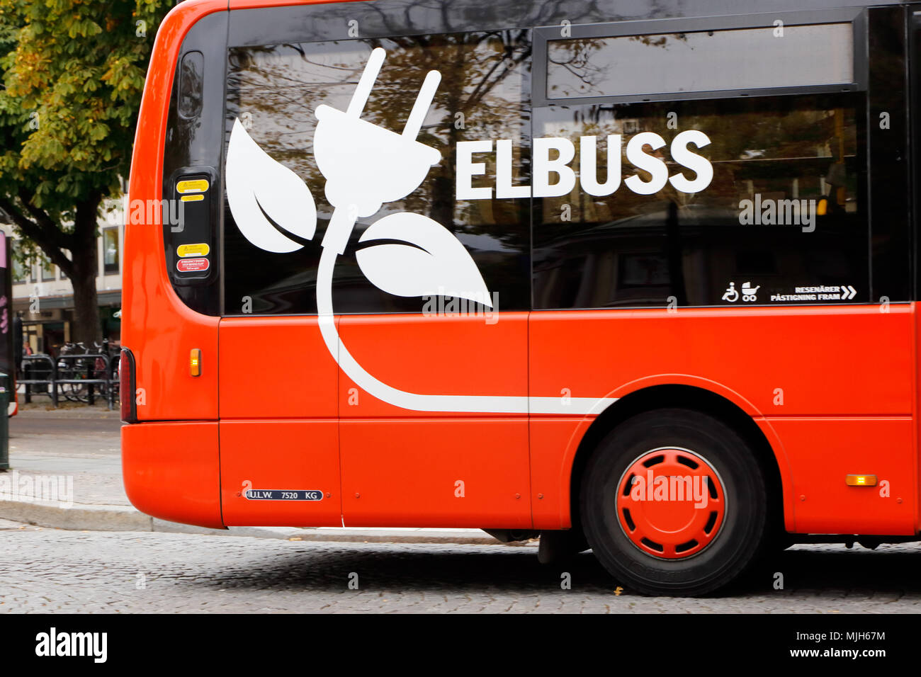 Karlstad, Schweden - 11. Oktober 2016: Zurück Ende einer Orange Elektrische powerd City Bus für den öffentlichen Verkehr mit Strom in onboard Batterien gespeichert. Stockfoto