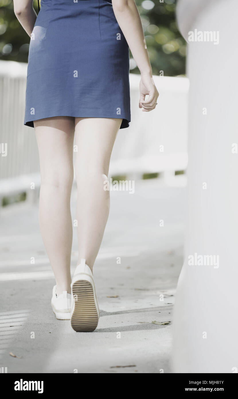 Frau Beine in weißen Slip-ons walkingalong moderne Stadt Brücke Stockfoto