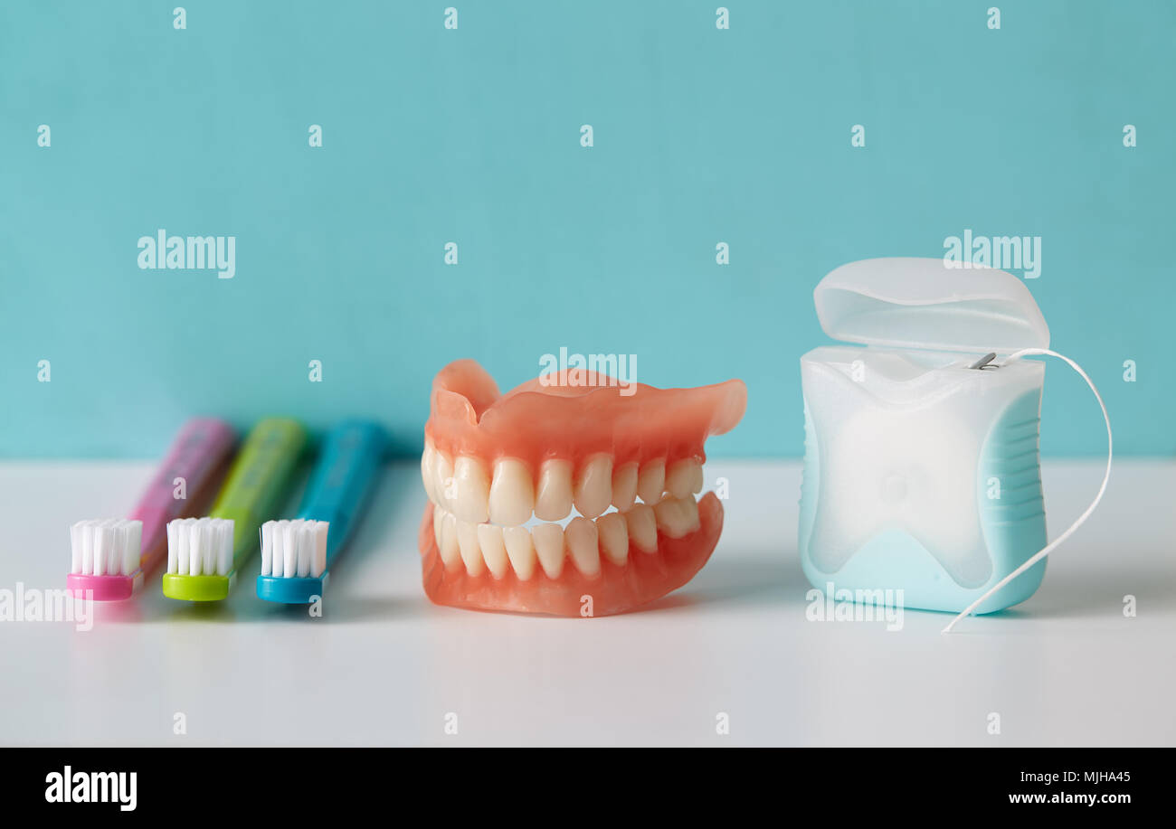 Dental Hygiene. Zahnseide mit Zahnbürste und Zahnersatz. Stockfoto