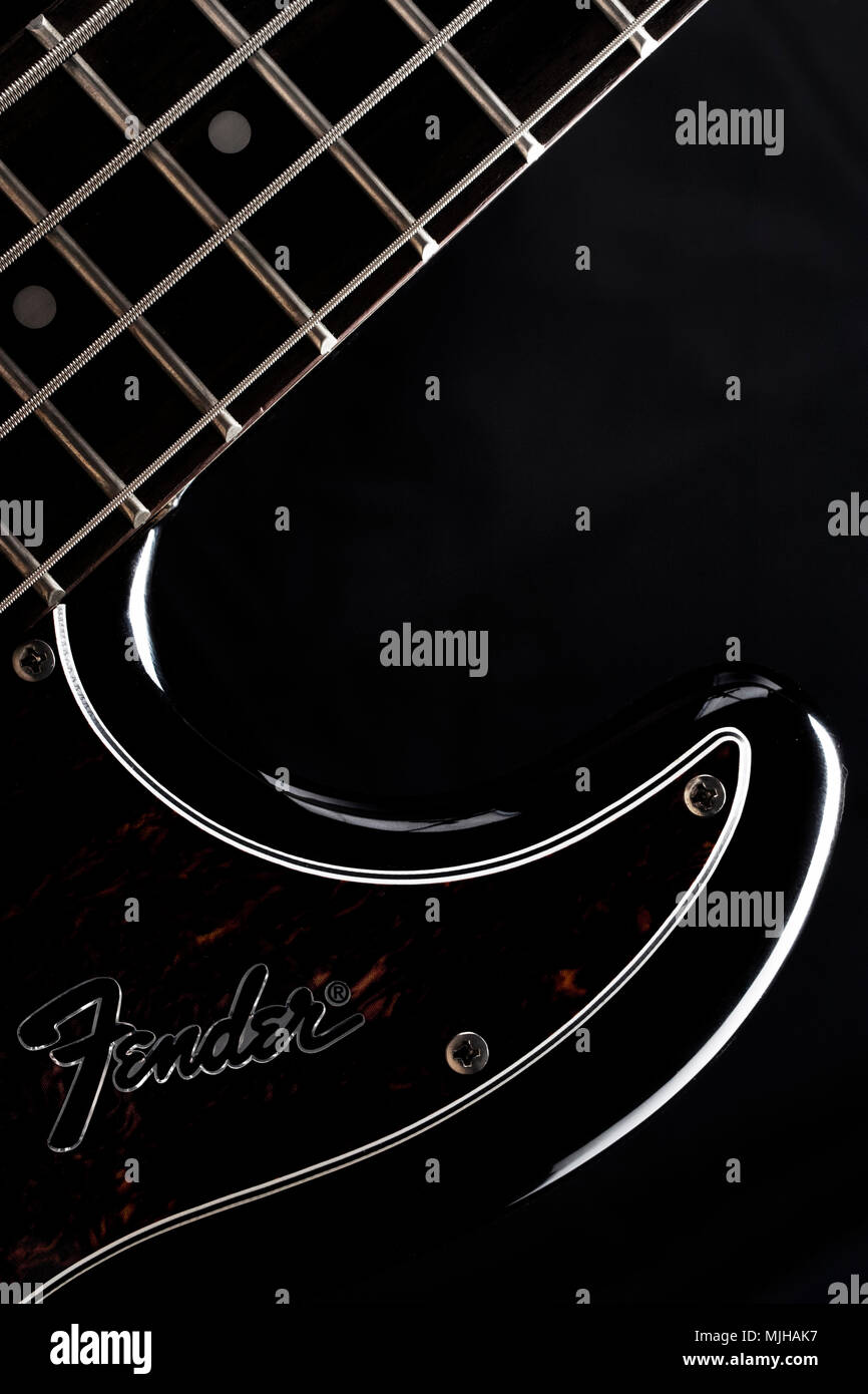 Astrachan, Russland - 4. Mai 2018: Fender Precision Bass E-Gitarre auf schwarzen Hintergrund, Produkt shot, Silhouette, Detail Stockfoto