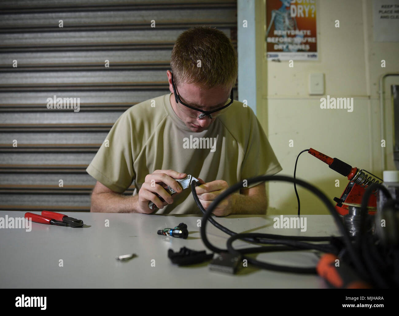 Us Air Force Senior Airman Samuel Irwin, 20 Expeditionary Aircraft Maintenance Unit Kommunikations-/Navigationssysteme Facharbeiter, Schnitte entfernt Isolierung einer Crew Kommunikation Kabel von der Royal Australian Air Force (RAAF) Base Darwin, Australien, 2. April 2018. Irwin und anderen Betreuern unterstützen zwei B-52 H Stratofortress Flugzeuge in Darwin an der Enhanced Air Zusammenarbeit (EGZ) Übungen mit raaf Flug- und Bodenpersonal. Die Übung verbessert die US-Fähigkeit zu trainieren und mit den australischen Service Mitglieder und andere Verbündete und Partner in der Region betreiben, weiter aktivieren Stockfoto