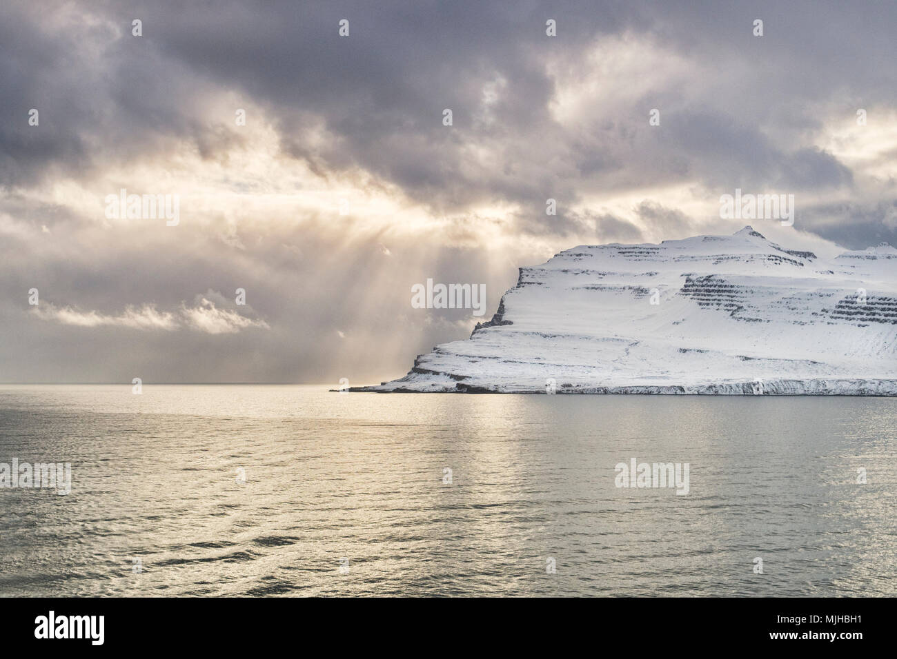 Lichtstrahlen auf dem Meer im Osten Islands Fjorde. Stockfoto