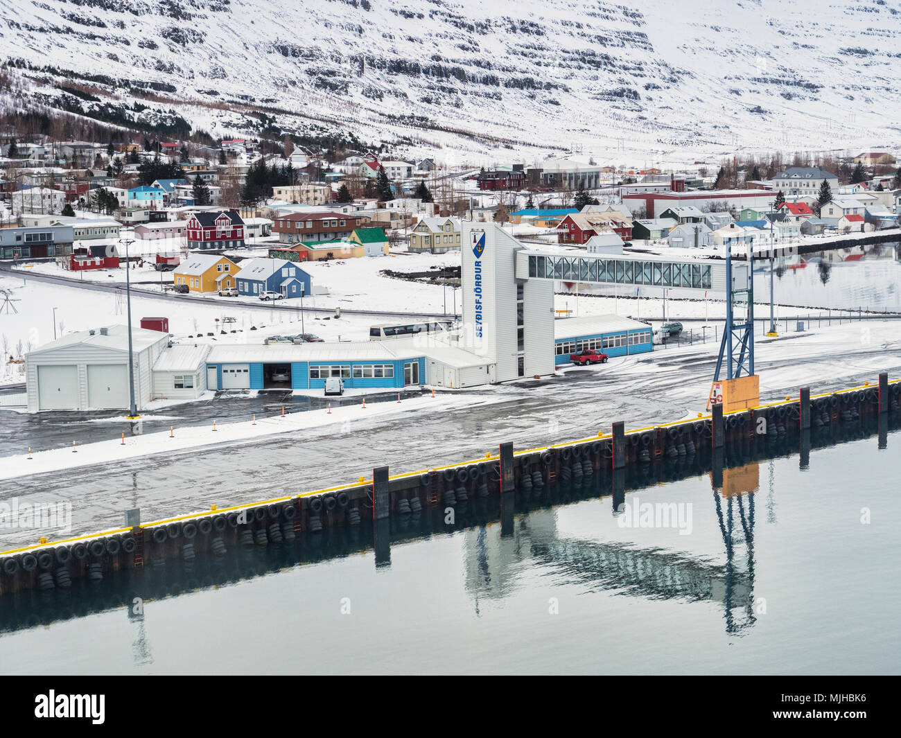 10. April 2018: Seydisfjördur, Island - isländische Hafen im östlichen Fjorden. Stockfoto