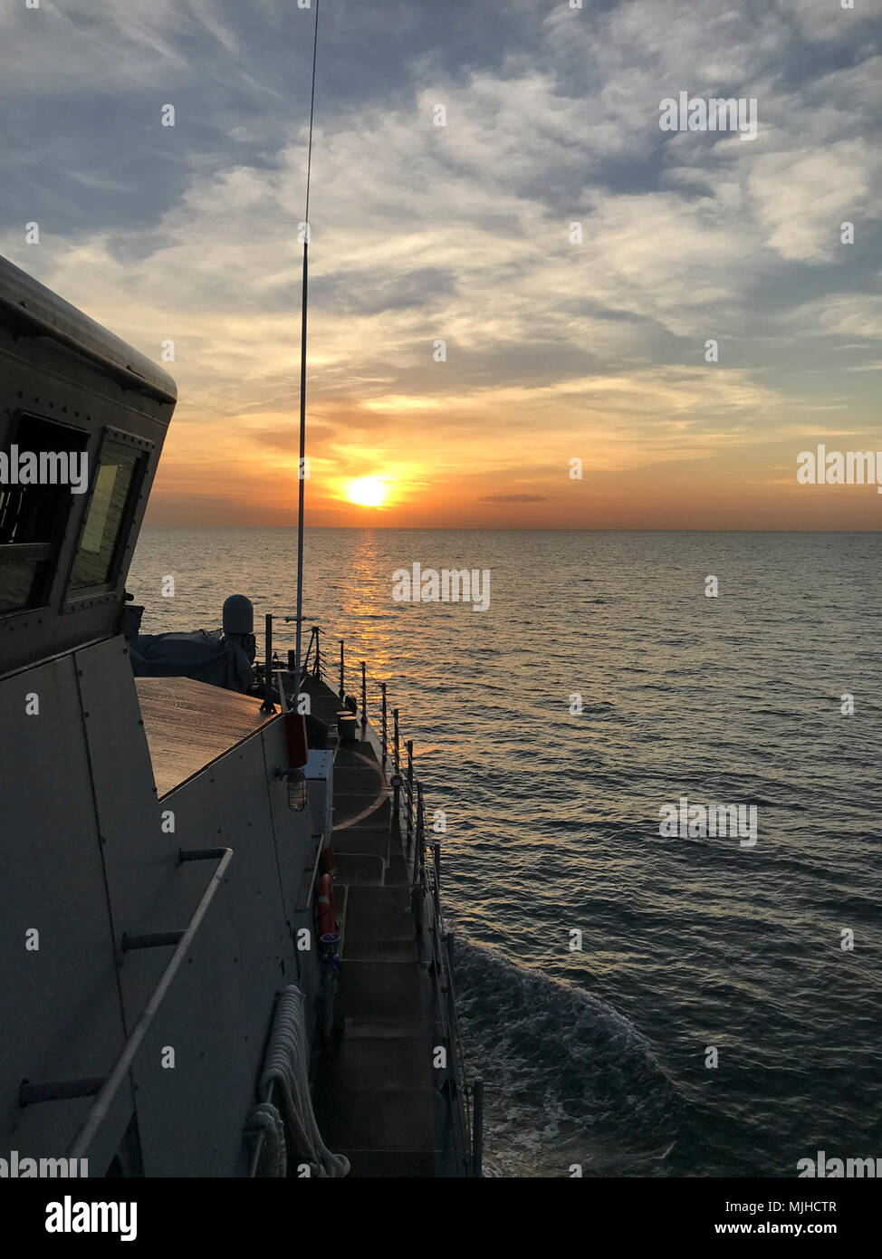 PANAMA KANAL (3. April 2018) - USS Zephyr (PC8) beobachtet Sonnenaufgang auf dem Ansatz von Balboa, Panama an der Mündung des Panamakanals. USS Zephyr ist bereitgestellt, die Bekämpfung des illegalen Handels (CIT) Operationen im östlichen Pazifik. (U.S. Marine Stockfoto